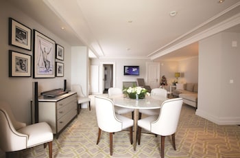 Suite, 1 King Bed, Lake View (Quincy Jones)