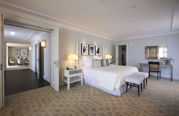 Suite, 1 King Bed, Lake View (Quincy Jones)