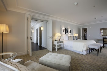 Suite, 1 King Bed, Lake View (Quincy Jones)
