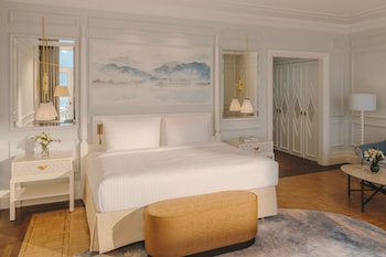 Signature Room, 1 King Bed, Lake View