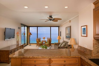 1-Bedroom Suite, 1 King Bed with Sofa Bed, Kitchen, Balcony, Oceanfront (1 Bath)