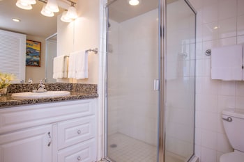 1-Bedroom Suite, 1 King Bed with Sofa Bed, Kitchen, Balcony, Oceanfront (2 Bath)