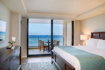 Premium 2-Bedroom Suite, 1 King Bed, 1 Queen Bed, 1 Sofa Bed, Kitchen, Balcony, Oceanfront (2 Bath)