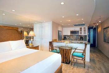 Premium Studio, 1 King Bed, Kitchen, Balcony, Oceanfront