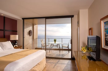 Premium 1-Bedroom Suite, 1 King Bed with Sofa Bed, Kitchen, Balcony, Oceanfront (1 Bath)