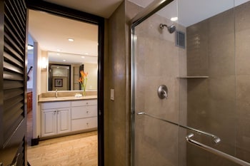 Premium 1-Bedroom Suite, 1 King Bed with Sofa Bed, Kitchen, Balcony, Oceanfront (1 Bath)