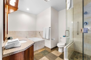 Standard Room, 1 King Bed, Jetted Tub, River View