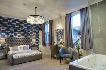 Deluxe Room, 1 King Bed, Non Smoking, Jetted Tub