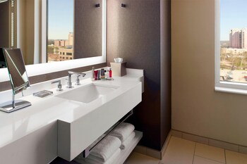 Junior Suite, 1 King Bed, River View