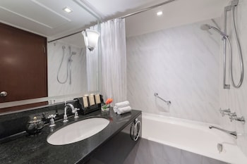 Deluxe Suite with The Continental Club Lounge Access