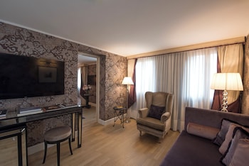 Family Room, Connecting Rooms