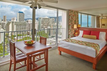 Studio Suite, Partial Ocean View (1 Queen Bed)