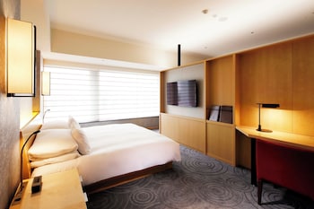 Junior Suite King, Non Smoking (Breakfast & Club Lounge Access Included)
