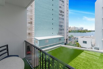 Standard Room, 1 King Bed, Balcony, Lagoon View