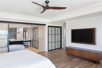 Ocean Front Presidential Suite, 1 King Bed with Balcony & Bathtub