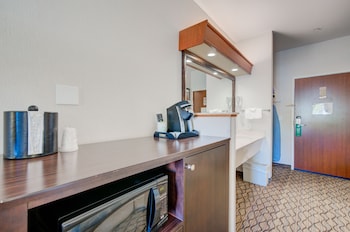 Standard Room, 2 Queen Beds, Ground Floor