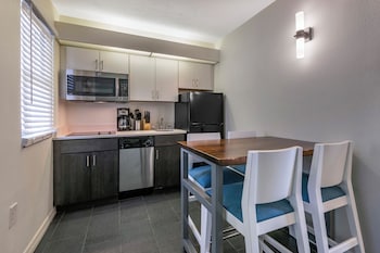 1 Bdrm Ocean Front Hear Acc 1 Kg or 1 Qn Ste