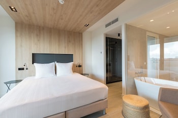 Suite, 1 King Bed, Corner