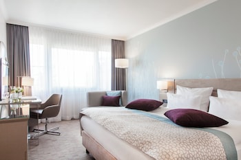 Standard Room, 1 King Bed, City View (High Floor)