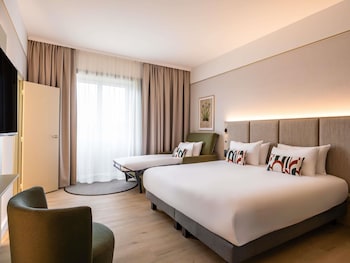 Deluxe Room, 1 King Bed with Sofa bed