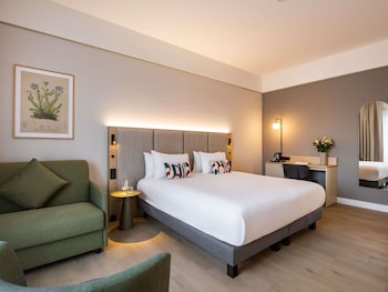 Deluxe Room, 1 King Bed with Sofa bed