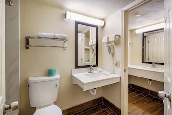 Suite, 1 King Bed, Non Smoking, Kitchenette