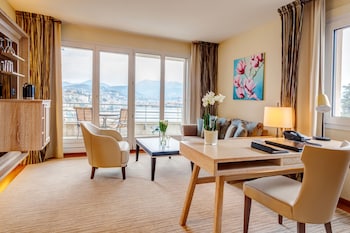 Suite, Lake View