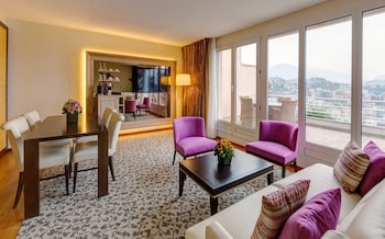 Penthouse, Lake View