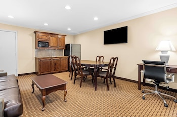 Suite, 2 Queen Beds, Non Smoking, Jetted Tub