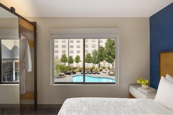 Suite, 1 Bedroom, Pool View (King)