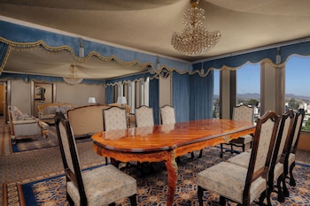 Royal Suite, Smoking