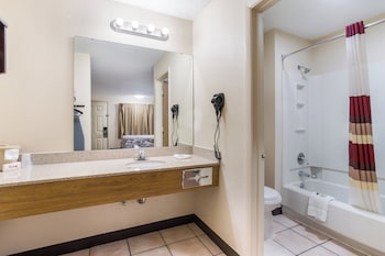 Suite, 2 Queen Beds (Smoke Free)