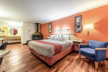 Deluxe Room, 1 King Bed, Non Smoking, Hot Tub