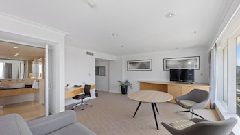 Junior Suite, 1 King Bed with Sofa bed, Harbor View