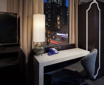 Standard Room, 1 King Bed (Fox Theater View)