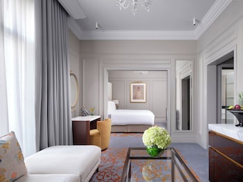 Junior Suite, 1 King Bed, River View (387sf, 36sm)
