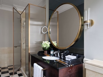 Luxury Room, 1 King Bed (365sf, 34sm)