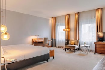 Junior Studio Suite, 1 King Bed with Sofa bed