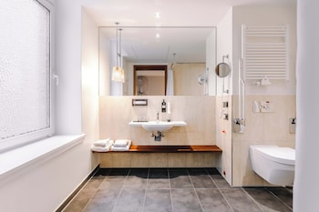 Accessible room, 1 king bed
