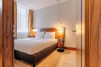 Junior Studio Suite, 1 King Bed with Sofa bed
