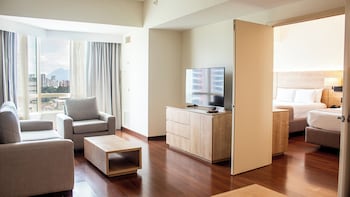 Executive Suite, 2 Queen Beds (with Sofa Bed)