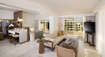 Beyond ME+ Suite with Hot Tub and Terrace