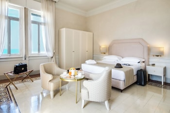 Camera con letto matrimoniale o 2 letti singoli (su richiesta), vista mare