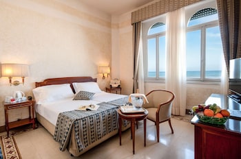 Camera con letto matrimoniale o 2 letti singoli (su richiesta), vista mare