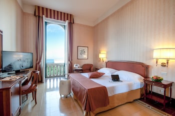Camera con letto matrimoniale o 2 letti singoli (su richiesta), vista mare