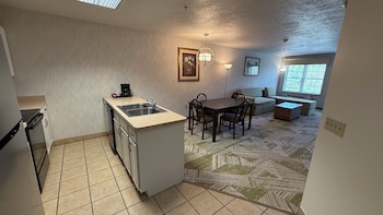 One-Bedroom Deluxe Willowbrook King Suite - Non-Smoking