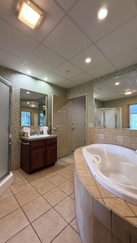 One-Bedroom Deluxe Willowbrook King Suite - Non-Smoking