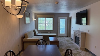 One-Bedroom Deluxe Willowbrook King Suite - Non-Smoking