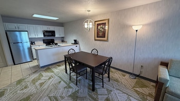 One-Bedroom Deluxe Willowbrook King Suite - Non-Smoking