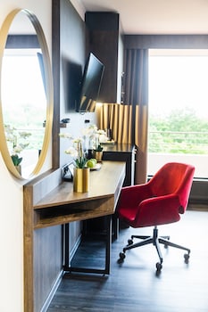 Comfort room with forest view